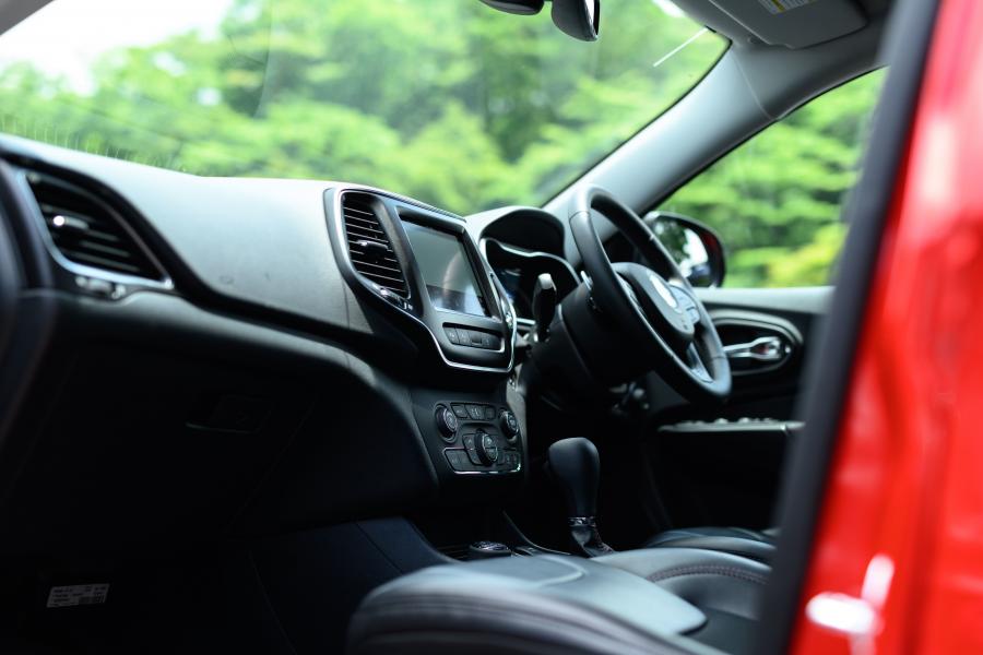 Интерьер Jeep Cherokee Trailhawk (KL) 2019 года  (JP) (фото 5 из 6)